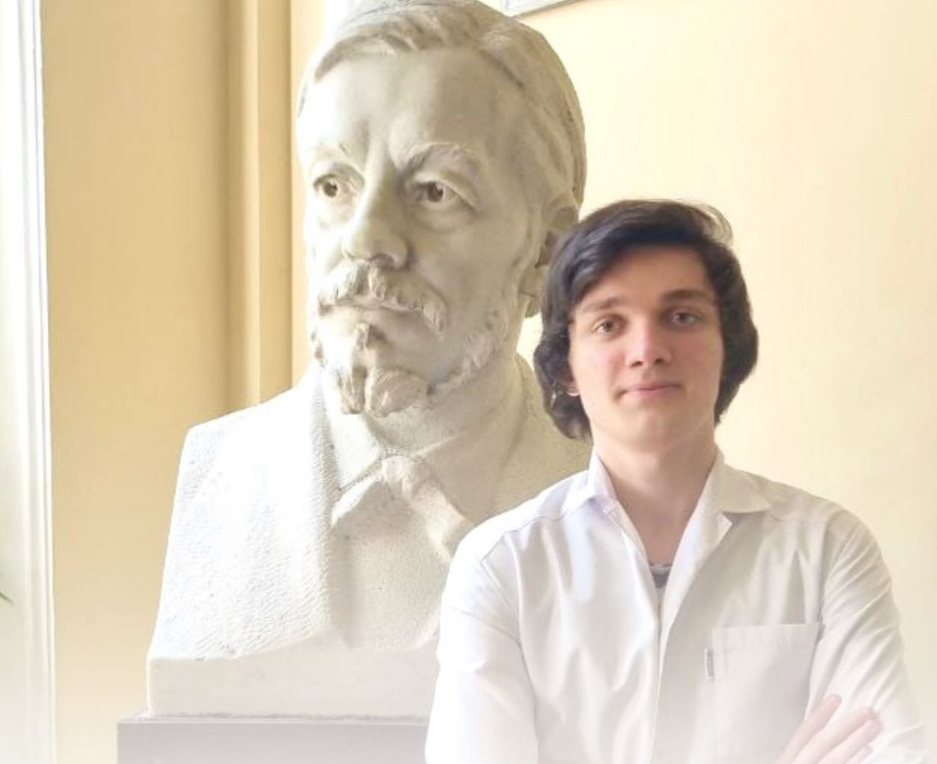 После колледжа поступил Институт