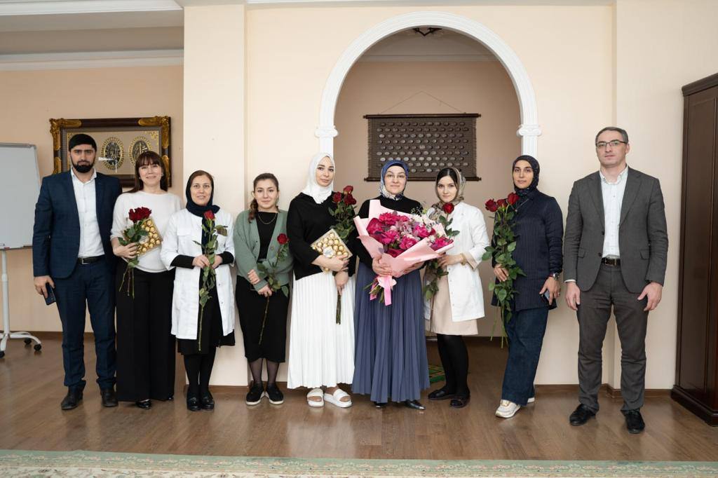 Директор МК им. Башларова Руслан Мамаев поздравил прекрасную половину коллектива с наступающим Международным женским днём.