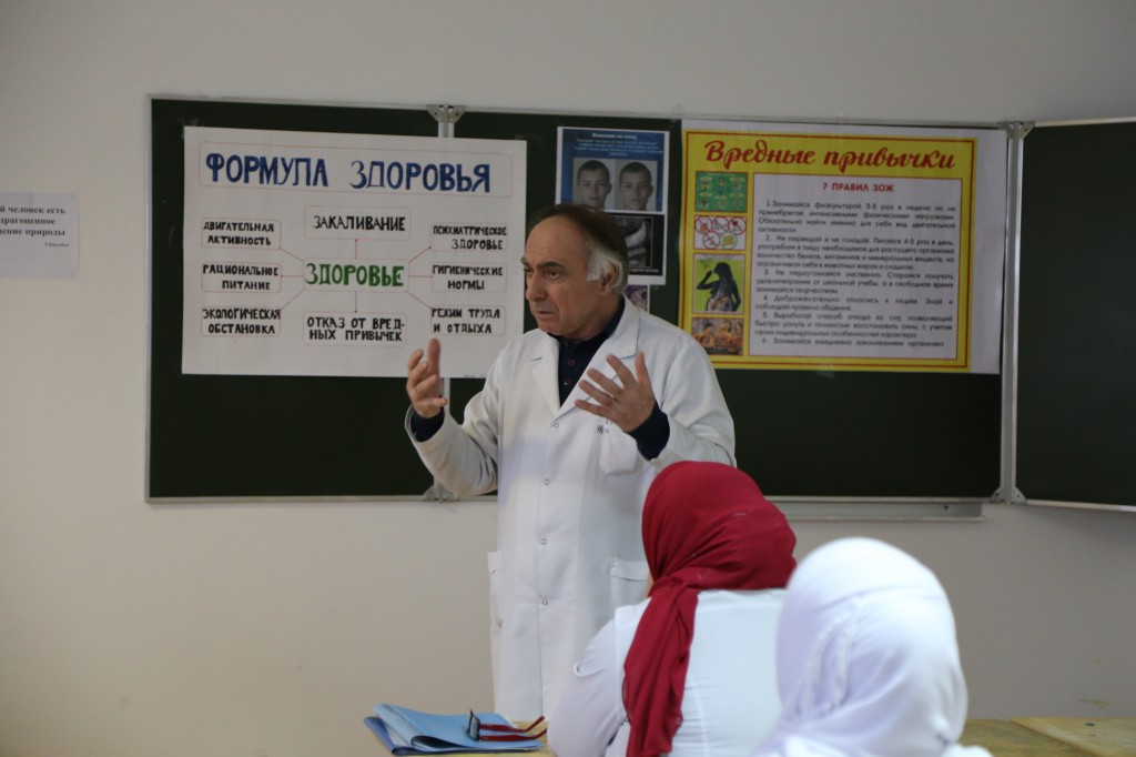 Преподаватель Медицинского колледжа имени Башларова Алиева З.А. со студентами третьего курса провела открытый урок на тему «Мое здоровье в моих руках»