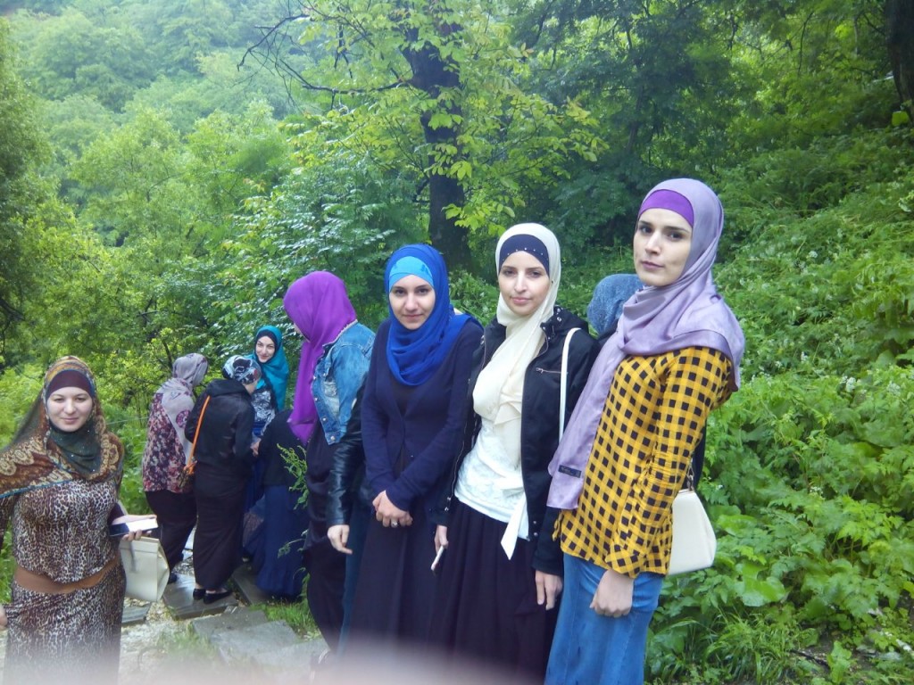 Сотрудники Медицинского колледжа имени Башларова, вместе со студентами колледжа, посетили в Верхнем Казанище зияраты 