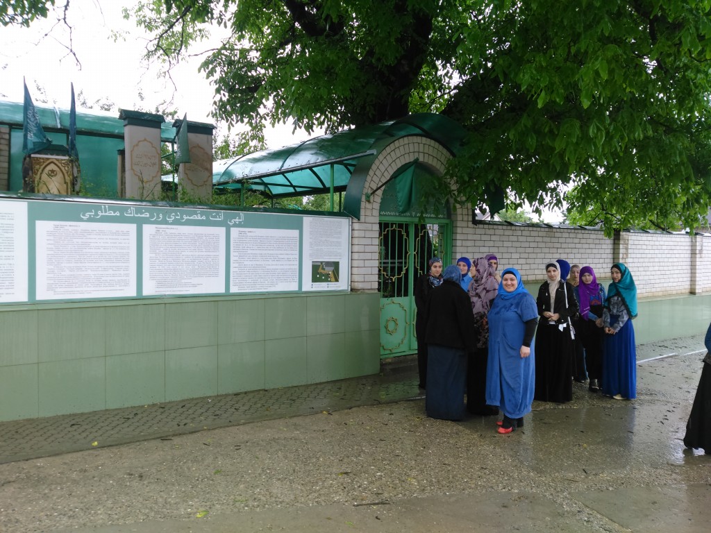 Сотрудники Медицинского колледжа имени Башларова, вместе со студентами колледжа, посетили в Верхнем Казанище зияраты 