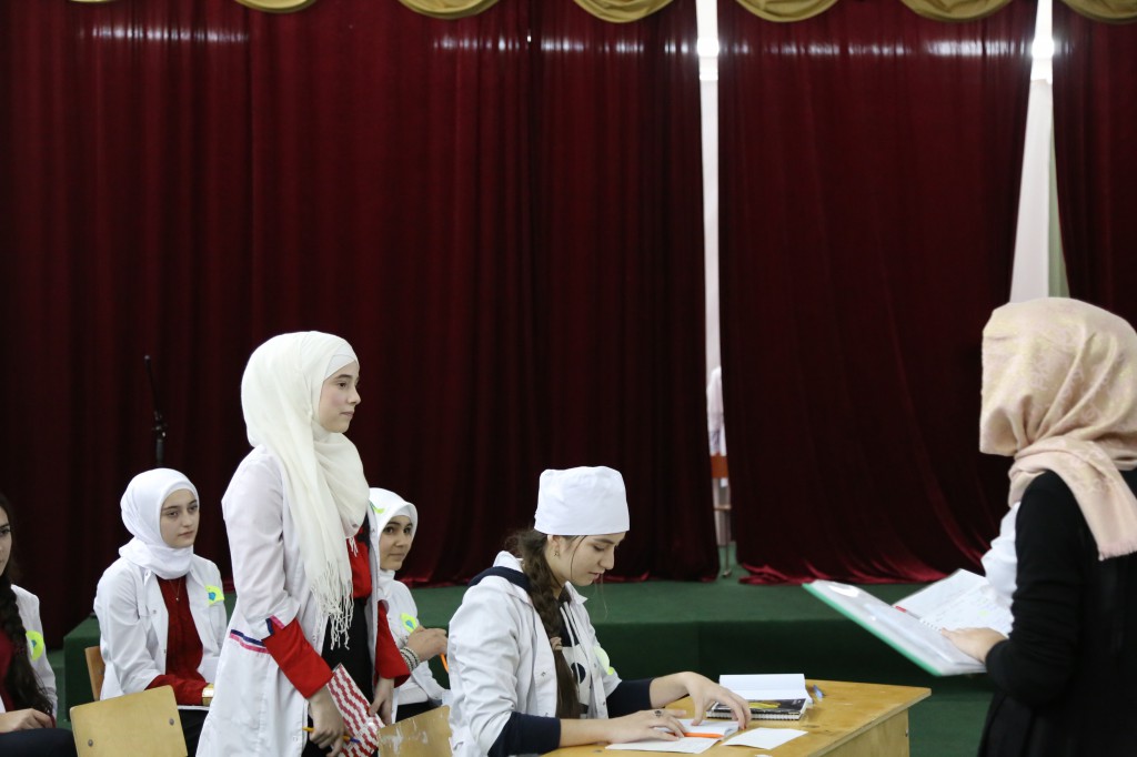 Студенты 1 курса Медицинского колледжа имени Башларова провели КВН на тему «Химия важная часть жизни»