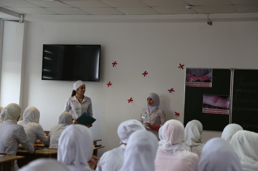 Преподаватель Медицинского колледжа имени Башларова Зулкиплиева А.М. со студентами второго курса провела открытый урок на тему «Мы выбираем жизнь. Нет...