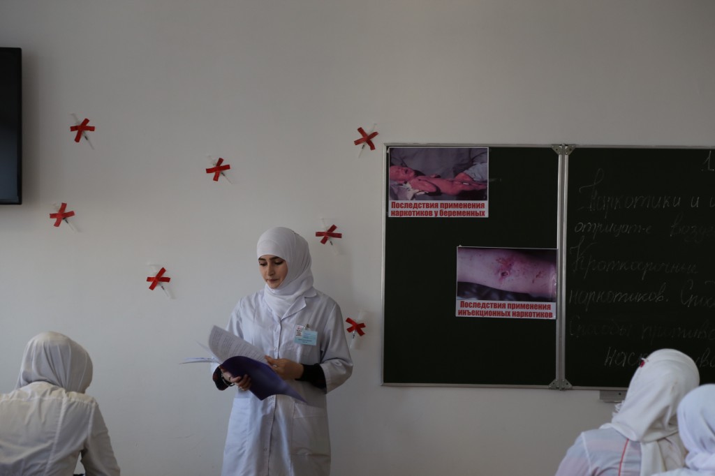 Преподаватель Медицинского колледжа имени Башларова Зулкиплиева А.М. со студентами второго курса провела открытый урок на тему «Мы выбираем жизнь. Нет...