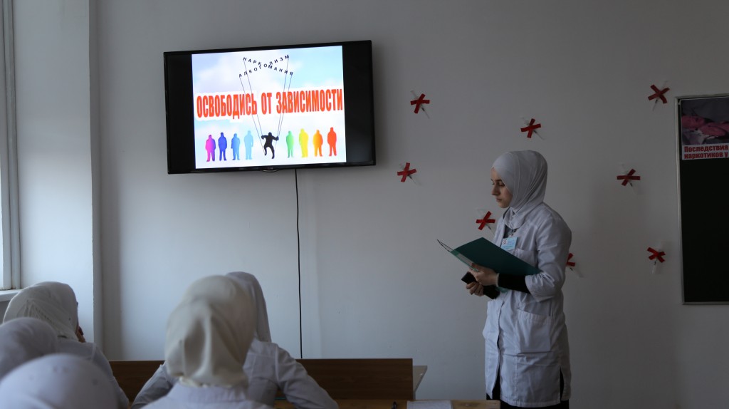 Преподаватель Медицинского колледжа имени Башларова Зулкиплиева А.М. со студентами второго курса провела открытый урок на тему «Мы выбираем жизнь. Нет...