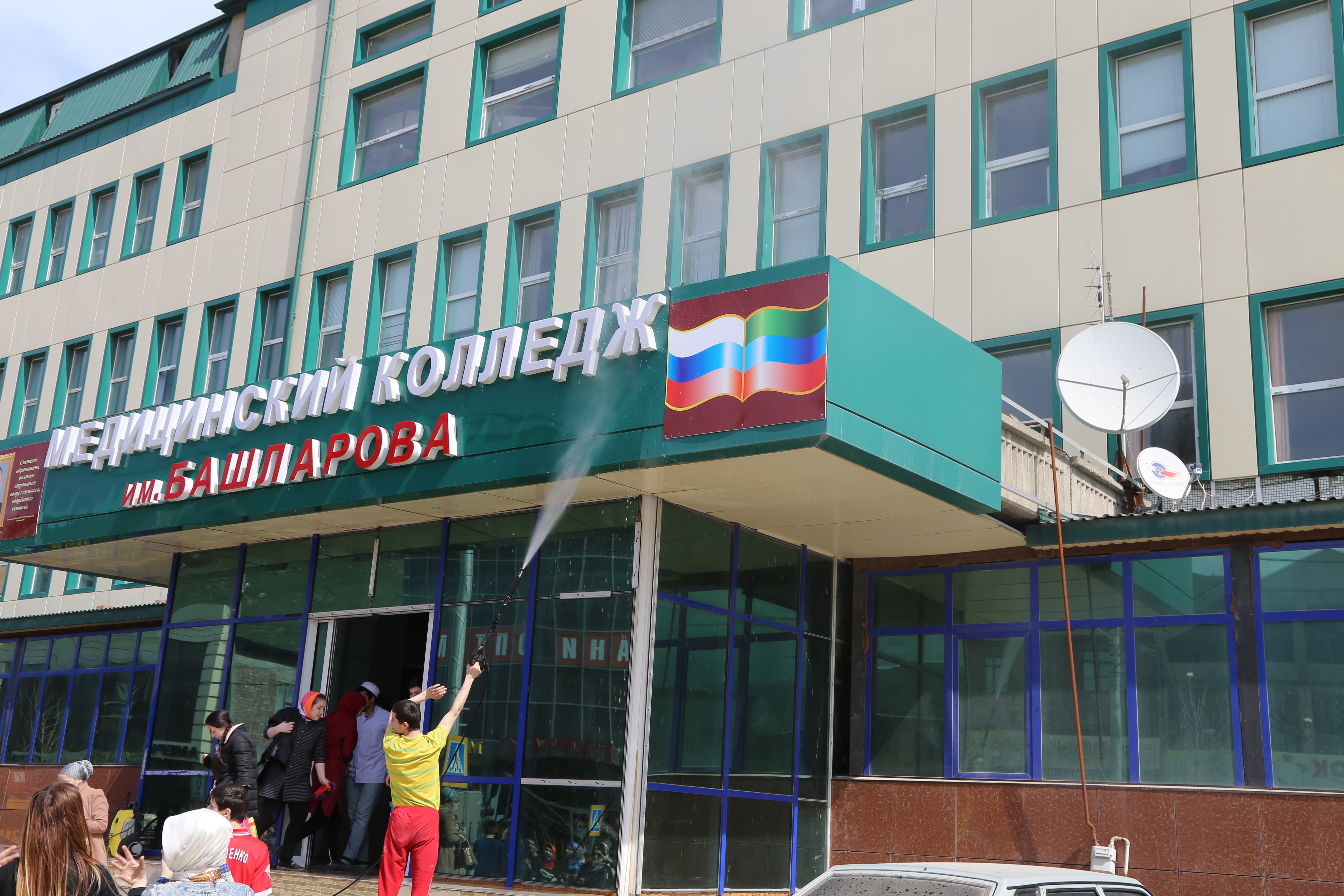 26 марта работники и студенты Медицинского колледжа имени Башларова приняли участие в общегородском субботнике, инициированном администрацией города М... 26 марта работники и студенты Медицинского колледжа имени Башларова приняли участие в общегородском субботнике, инициированном администрацией города М...