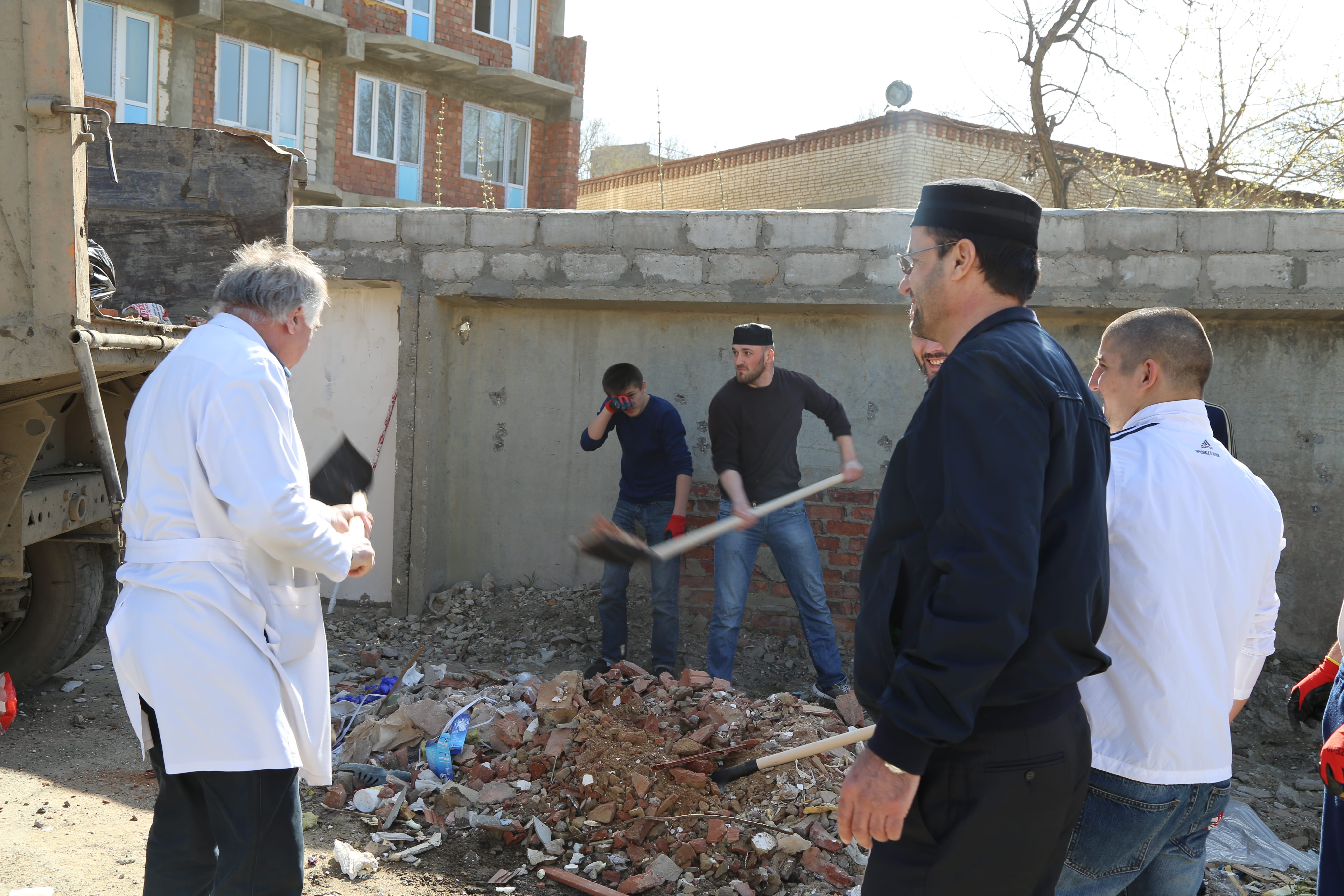 26 марта работники и студенты Медицинского колледжа имени Башларова приняли участие в общегородском субботнике, инициированном администрацией города М... 26 марта работники и студенты Медицинского колледжа имени Башларова приняли участие в общегородском субботнике, инициированном администрацией города М...