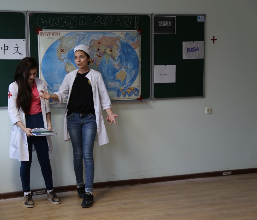 Студенты 1 курса 4 группы провели открытый урок на тему «История развития мировой медицины»