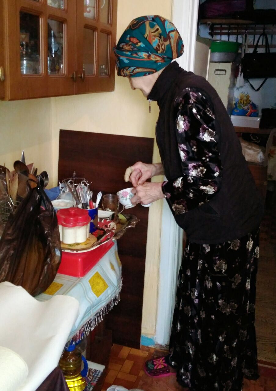 Волонтерская группа студентов медицинского колледжа имени Башларова посетила подопечную благотворительного фонда «Инсан» Кахримат Алиярову