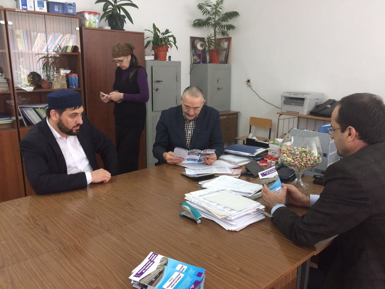 Хасавюртовские школы встречают администрацию колледжа имени Башларова