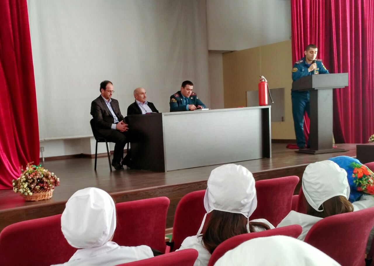 Работник управления МЧС рассказали студентам о пожарной безопасности