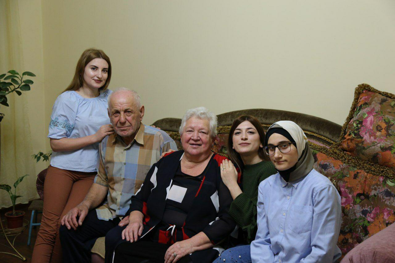 В рамках акции " Помним сердцем" , студенты МК им. Башларова посетили ветерана ВОВ 