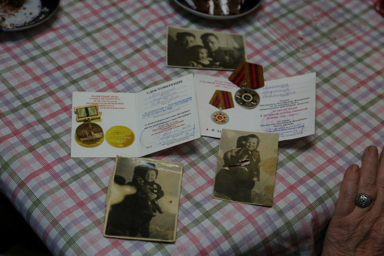 В рамках акции " Помним сердцем" , студенты МК им. Башларова посетили ветерана ВОВ 