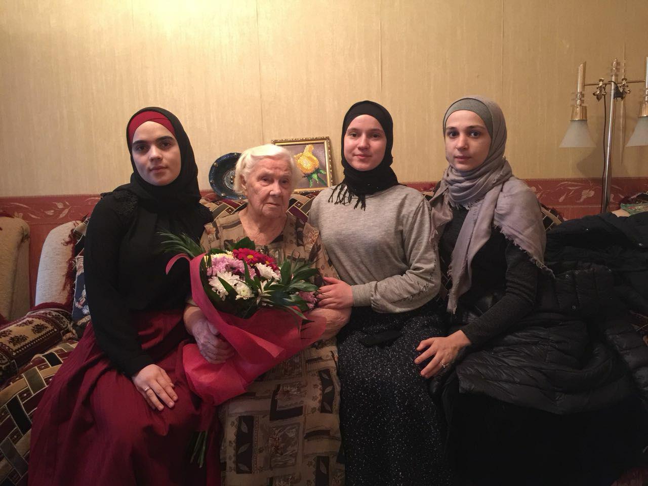 Студенты МК им. Башларова поздравили ветеранов ВОВ с 23 февраля.