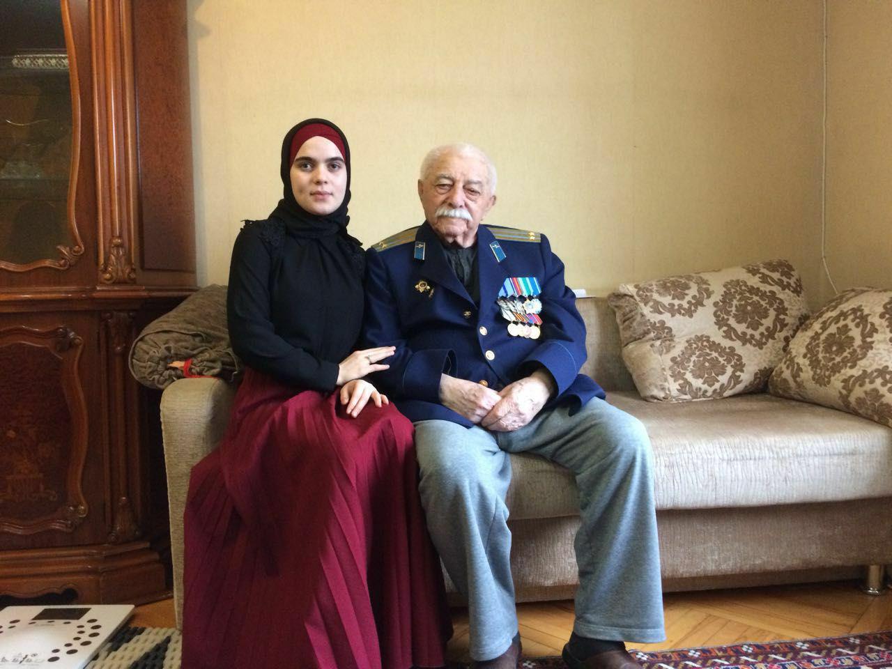 Студенты МК им. Башларова поздравили ветеранов ВОВ с 23 февраля.