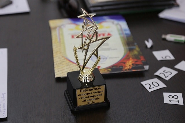 Летит, летит по небу клин усталый...