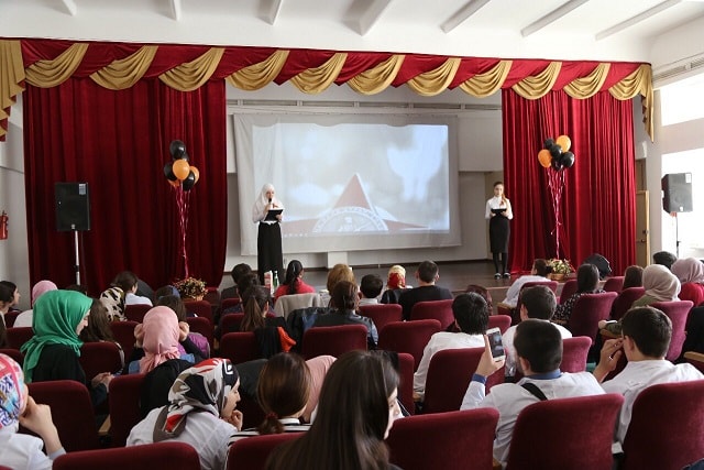 Летит, летит по небу клин усталый...