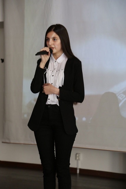 Летит, летит по небу клин усталый...