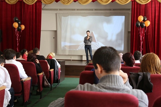 Летит, летит по небу клин усталый...