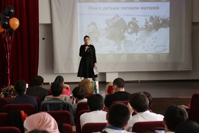 Летит, летит по небу клин усталый...