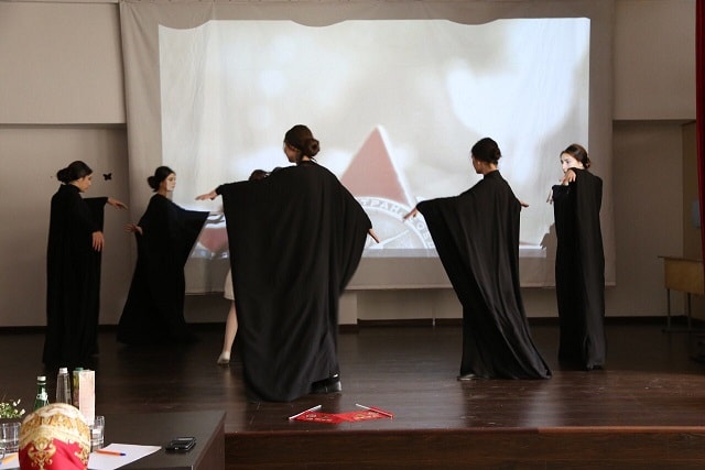 Летит, летит по небу клин усталый...