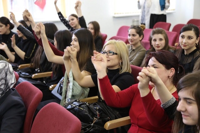 Летит, летит по небу клин усталый...