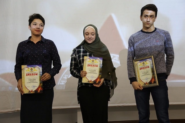 Летит, летит по небу клин усталый...