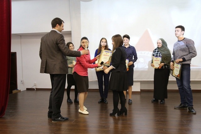 Летит, летит по небу клин усталый...