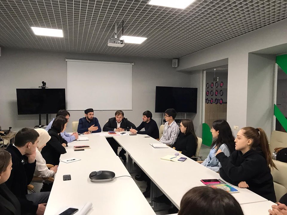 Круглый стол на тему «Взаимодействие общественных организаций, вузов и сузов в деле духовно-нравственного и патриотического воспитания молодёжи. Оказа...