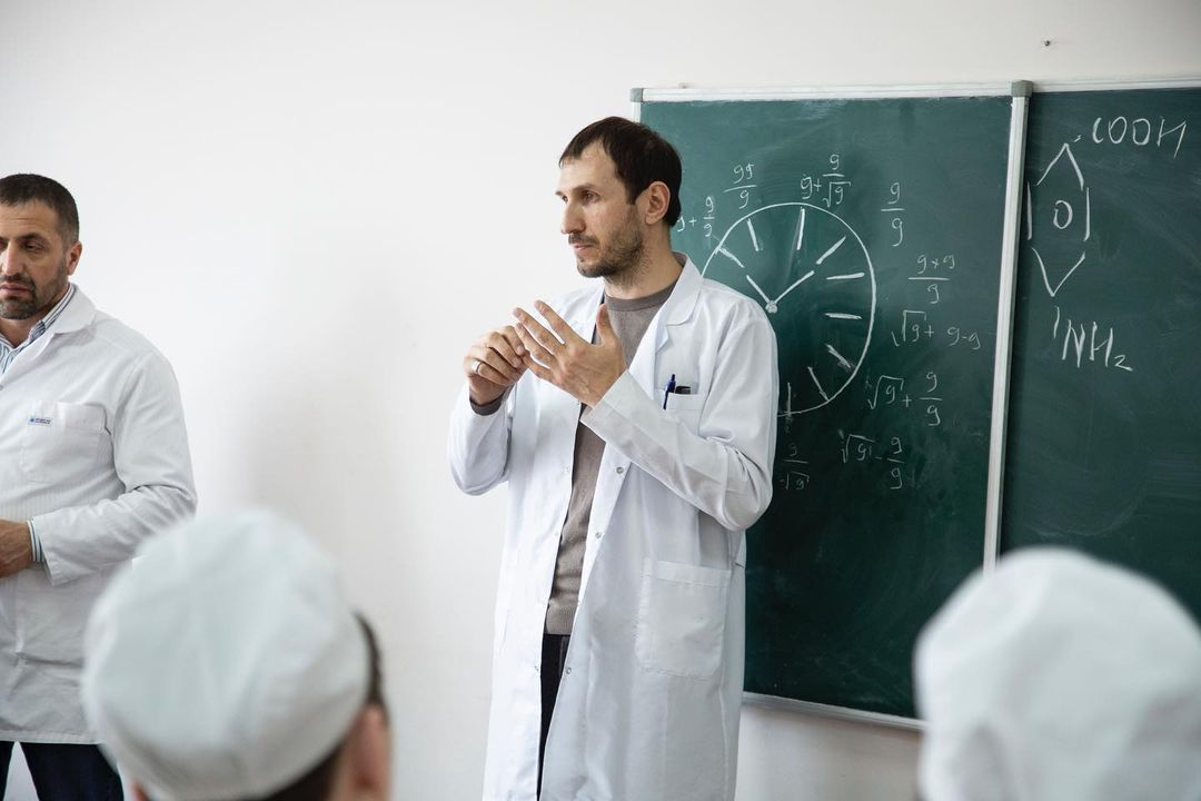 Кураторские часы в группах на тему: «Дети вне политики».