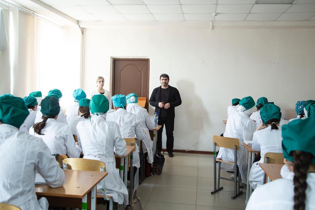 Кураторские часы в группах на тему: «Дети вне политики».