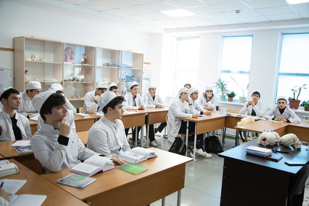 Кураторские часы в группах на тему: «Дети вне политики».