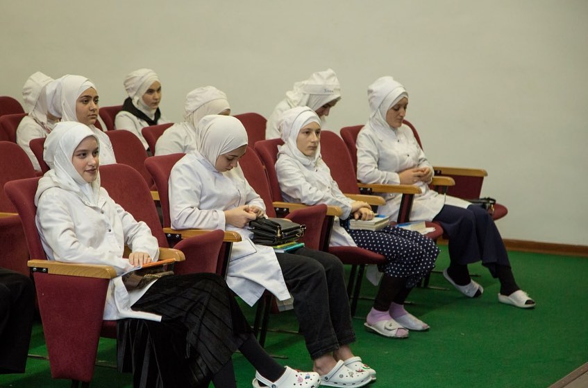 Лекция на тему: «Правила и нормы поведения девушек в обществе»