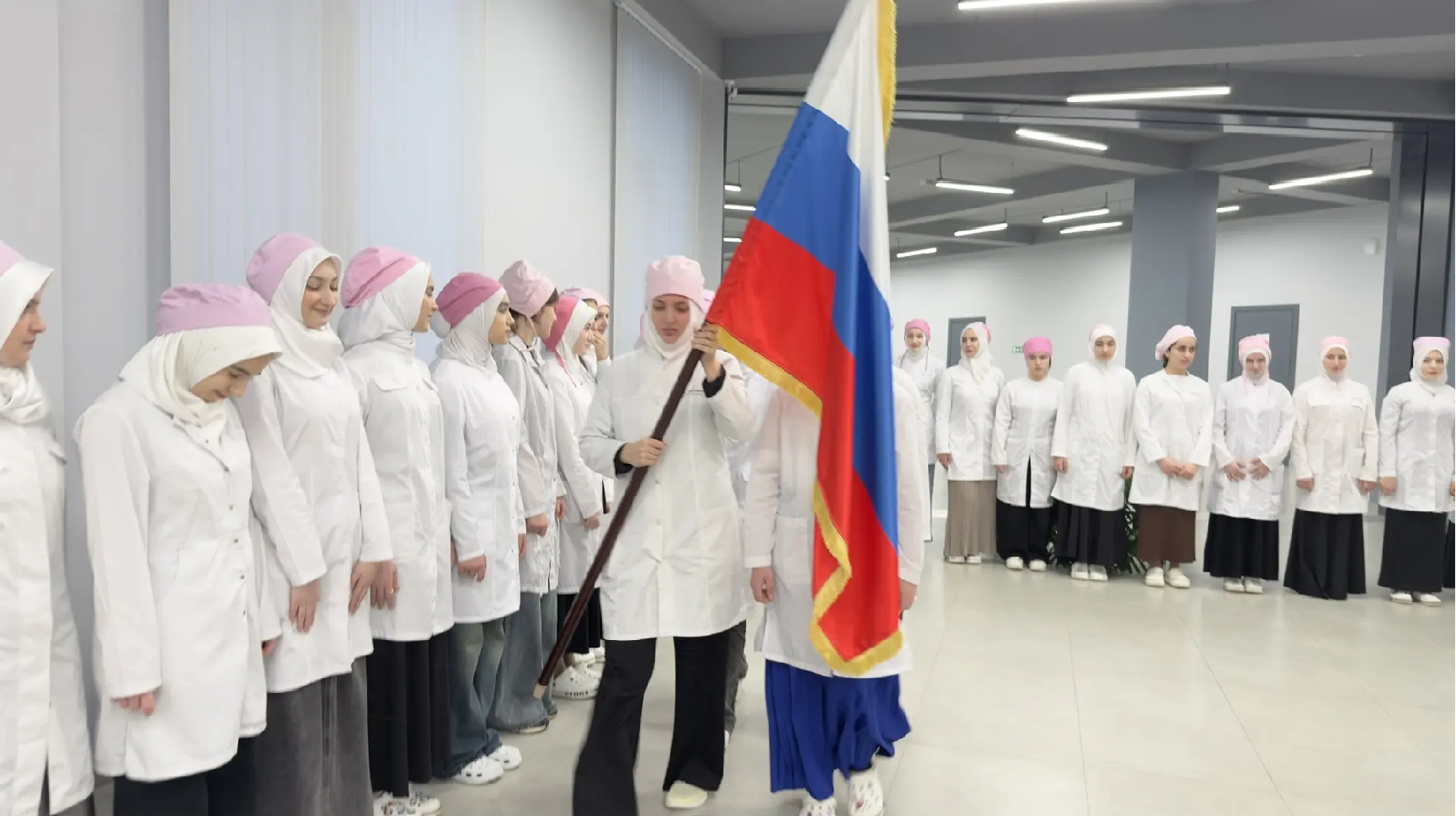 Поднятие флага Российской Федерации