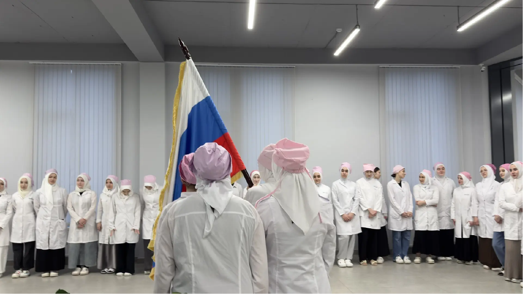 Поднятие флага Российской Федерации