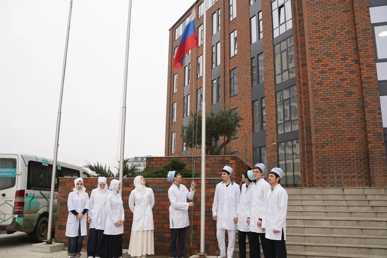 Поднятие флага Российской Федерации