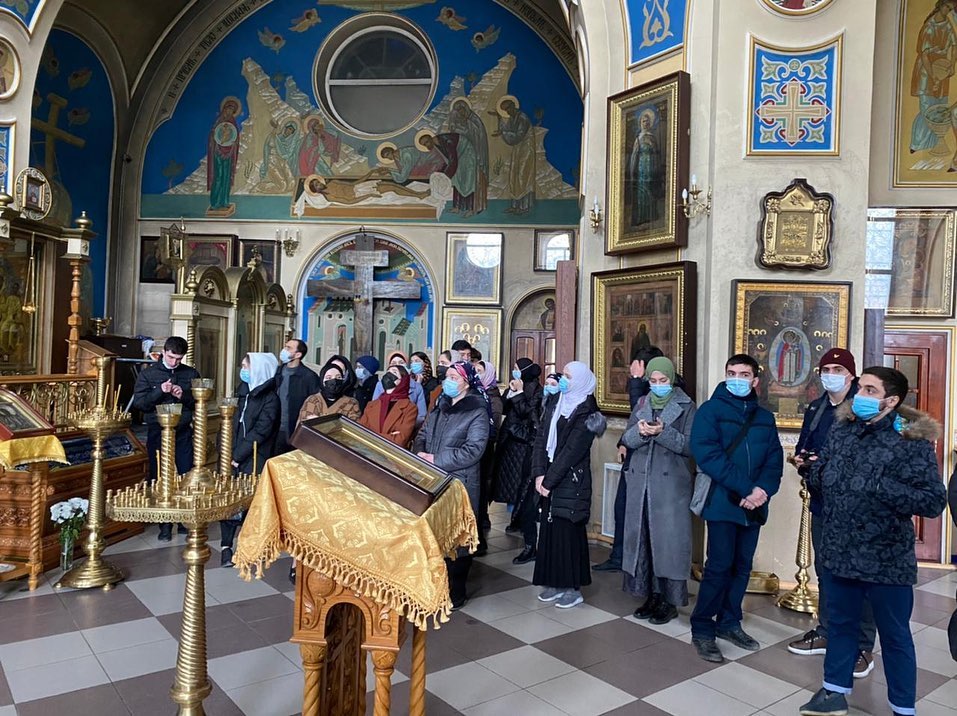 Посещение молодежью культовых сооружений столицы.