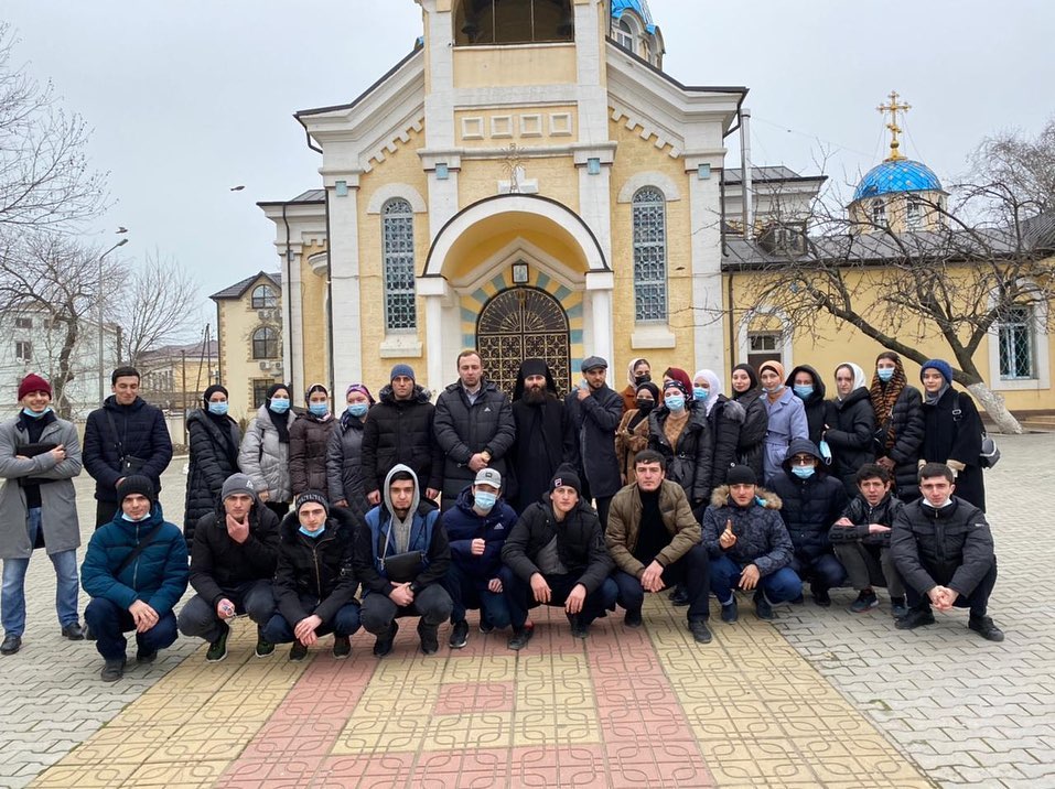 Посещение молодежью культовых сооружений столицы.