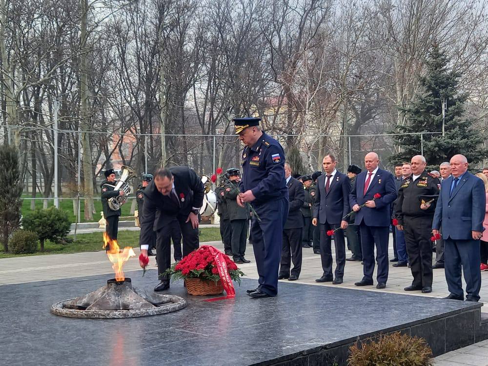 Присоединились к акции возложения цветов к вечному огню