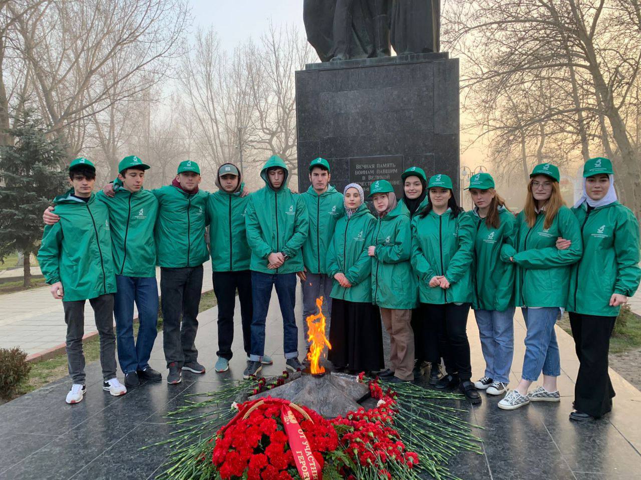 Присоединились к акции возложения цветов к вечному огню