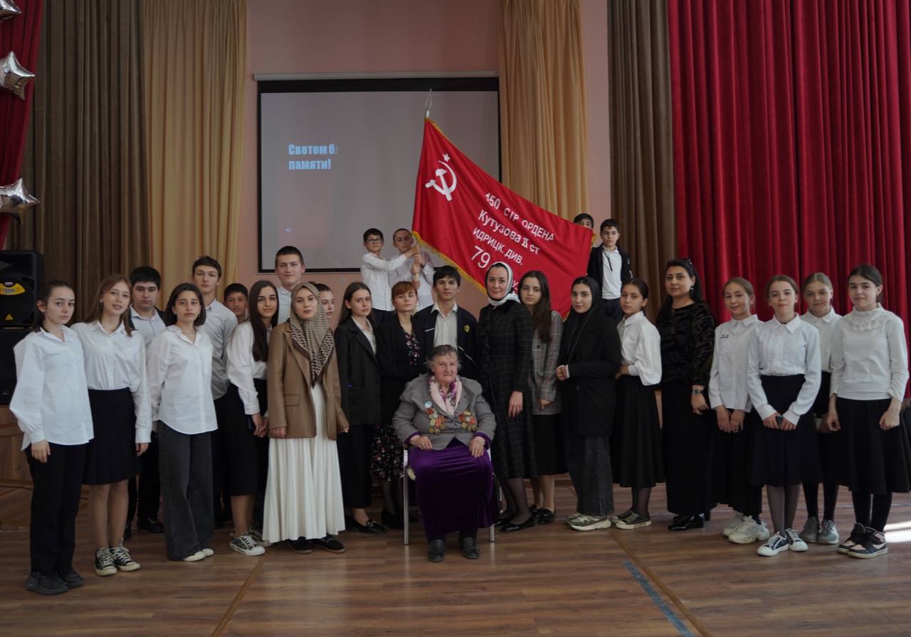 Руководитель проекта «Воспоминания солдата победы» провела встречу ветерана ВОВ с учениками 26-й школы.