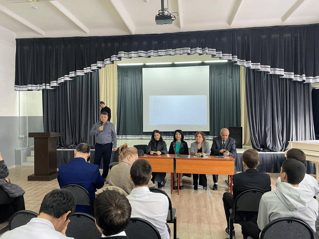 Руководитель профориентационной работы м.к Башларова Ахмад Алишаев, посетил родительские собрания городских школ №: 3, 9, 14, 28, 29, 50, 26, 42, 15,...