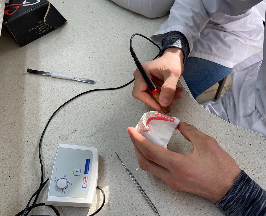 Студенты на занятиях  «Стоматология ортопедическая»