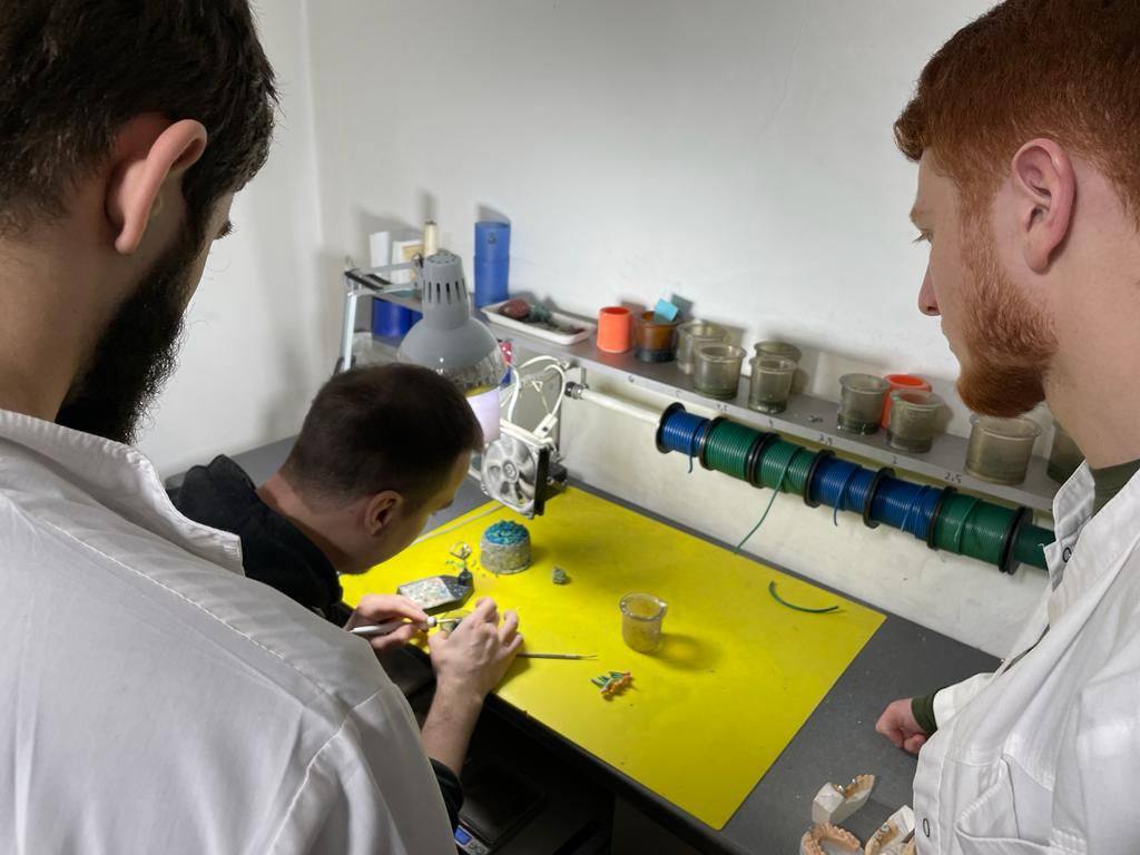 Студенты выпускных групп направления «Стоматология ортопедическая» посетили с экскурсией Литейный цех.