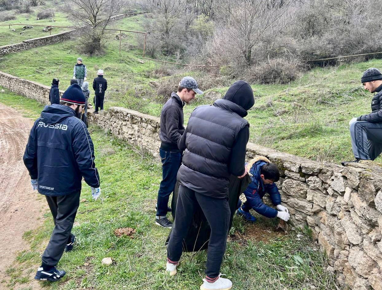Субботник в прошел в рамках экотура, в формате экодесанта.
