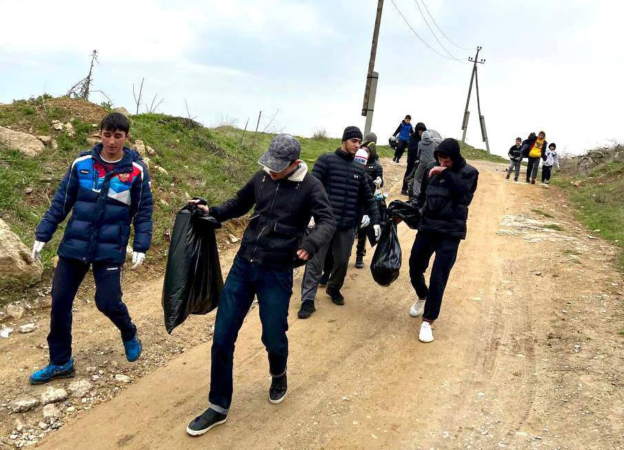 Субботник в прошел в рамках экотура, в формате экодесанта.