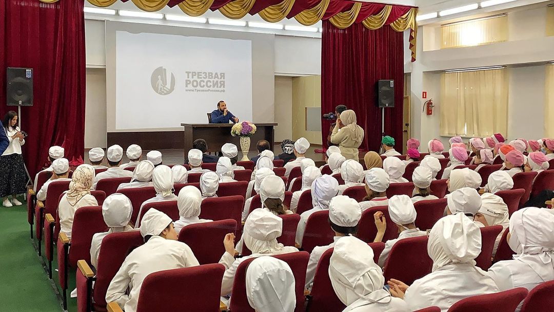 Султан Хамзаев встретился со студентами МК им. Башларова Султан Хамзаев встретился со студентами МК им. Башларова