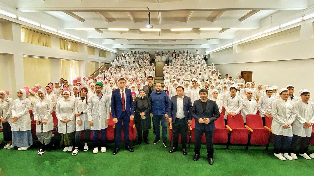 Султан Хамзаев встретился со студентами МК им. Башларова Султан Хамзаев встретился со студентами МК им. Башларова