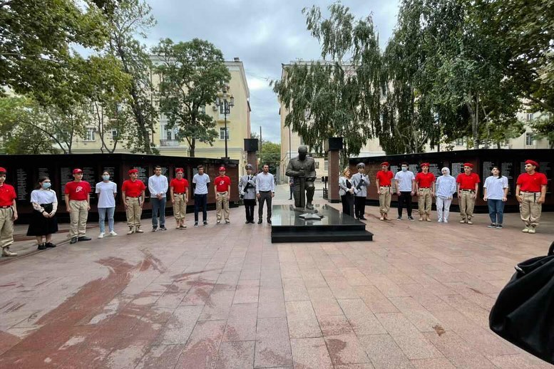 В Махачкале прошла церемония возложения цветов