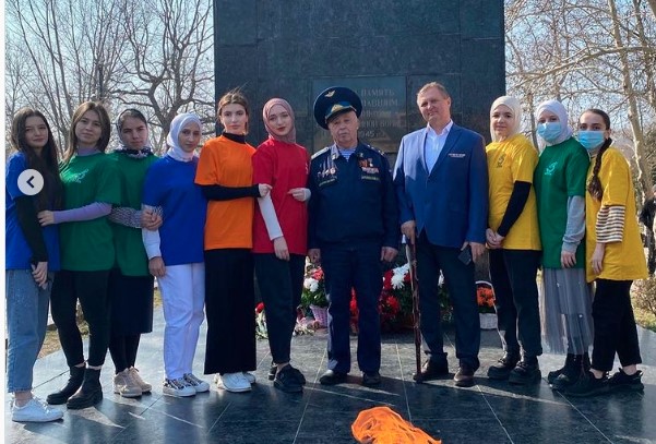 Возложение цветов к памятнику Воину-освободителю